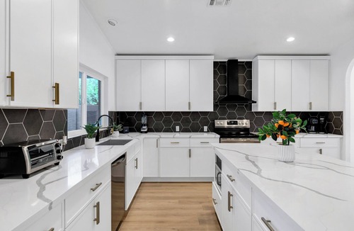 Sweetwater Place House | NEW! Luxe Vacation Getaway - heated pool and putting green