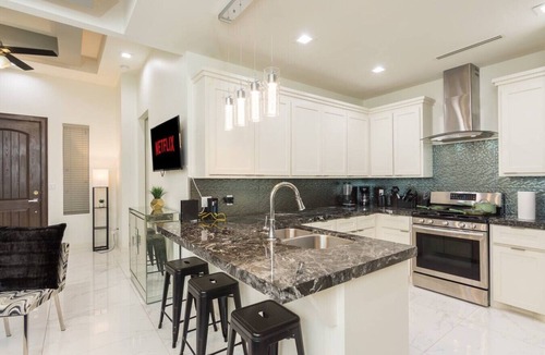 McAllen Villa | 🎄New Luxury Family Friendly Downtown Modern Home🏡