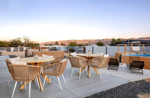 Joshua Tree House | NEW Luxury Modern Home, Fenced Property w Hot Tub, Pool, Outdoor Shower, Arcade