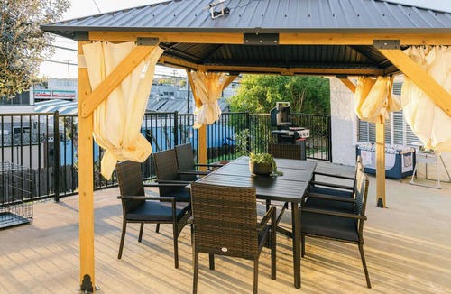 Monterey Park House | New Luxury Retreat+Game Room+BBQ+Gym+2 King Suites
