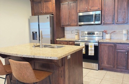 Mission House | NEW Modern 3BR Home Patio Fast WiFi Sleeps 6