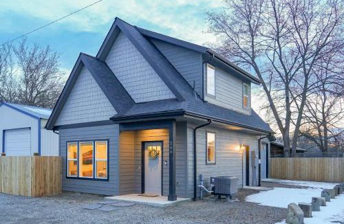 Post Falls House | New modern home - movie and game room - Family Friendly