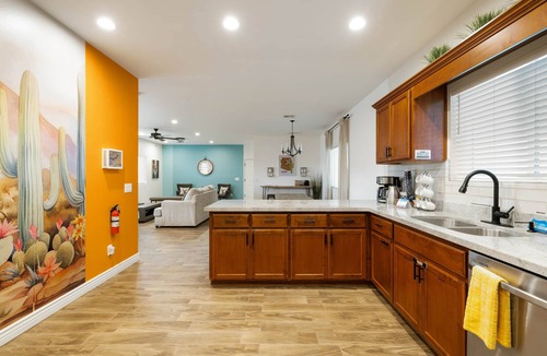 Tolleson House | New! Near Ballparks, Stadium, Raceway, 4 TVs, Fast WiFI