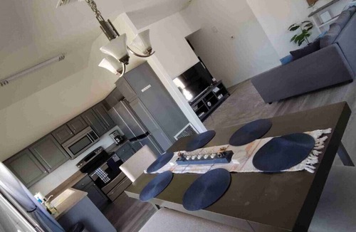 Glendale House | NEW OUTDOOR HOT TUB & 3 SMART TVS ‘PETS’ ‘MINS TO PARKS’ ‘Relaxation’