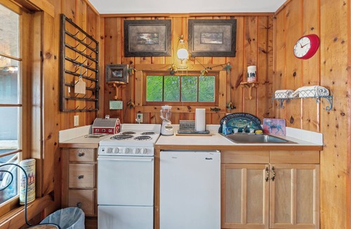 Finley Point Cabin | New! Private Lakeside Cabin | Screened Porch, Beach & Dock on Flathead Lake | Polson, MT