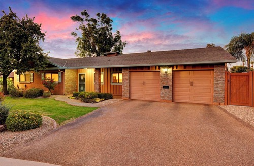 Camelback East House | NEW! RESORT STYLE LUXURY & ELEGANT! HEATED POOL. HOT TUB. BILTMORE NEIGHBORHOOD