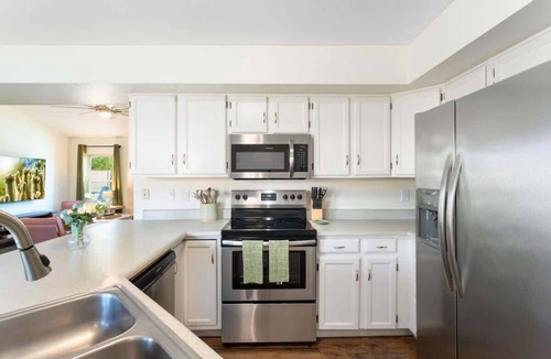 Glendale House | *NEW* Stadium Pool Retreat! Heated Pool Spa Games!