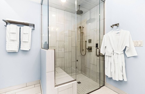 Downtown - Waterfront Condo | New Urban Retreat - Canal Park, Lakeview, Game Tables, Spa Bath, Sleeps 8
