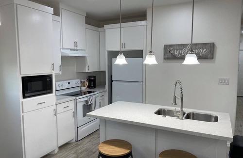 Sebastian House | Newly Furnished Escape Sleeps 6 W/D-Fully Stocked