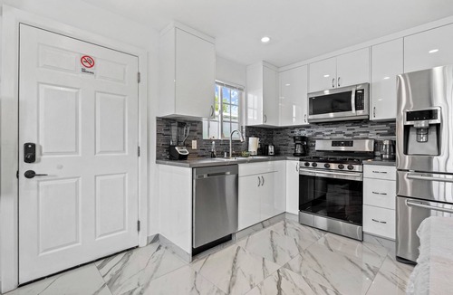 Lake Balboa House | Newly Rebuilt Modern Guest House with Rain Shower & AC & Full Amenities