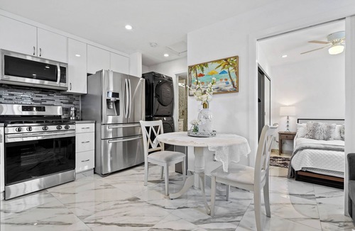 Lake Balboa House | Newly Rebuilt Modern Guest House with Rain Shower & AC & Full Amenities