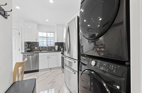 Lake Balboa House | Newly Rebuilt Modern Guest House with Rain Shower & AC & Full Amenities