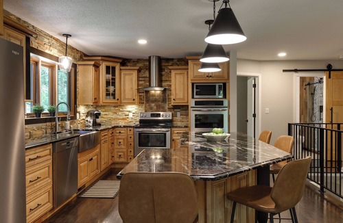 La Crosse House | Newly Remodeled Luxury Home in the Bluffs - 10 mins to Downtown