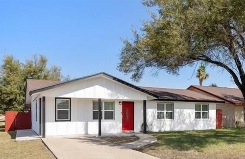 Mission House | Newly Remodeled Spacious Contemporary Home Sweet Home