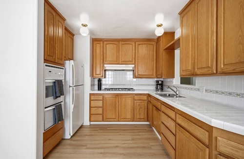 Del Aire House | Newly renovated 3 bdr home. Just 15 min to the beach, 24 hour pancakes & SpaceX.