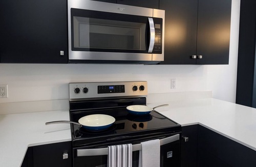 Edinburg Apartment | Noir: Stylish 3BR w'TV's All Rooms +Workspace & Yard