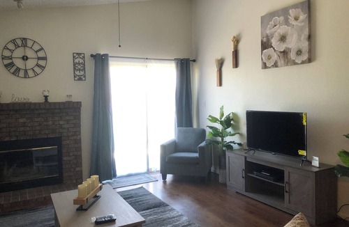 Pumpkin Center House | Oasis Charming 3-bedroom house in pleasant Bakersfield with WiFi, AC