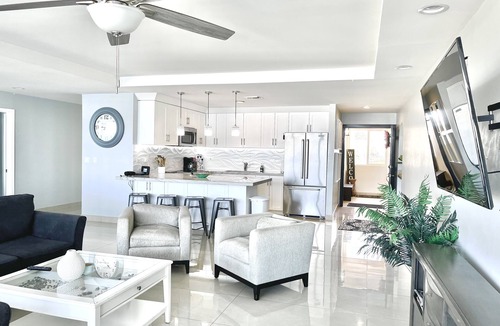 Plan Libertador Condo | Oceanfront Condo w/Pool & Steps to Sandy Beach & Mins to Downtown