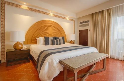South Shore Hotel Area Hotel | Oceanfront Resort w/Scenic Pools & Easy Beach Access, Ideal for Romantic Stay