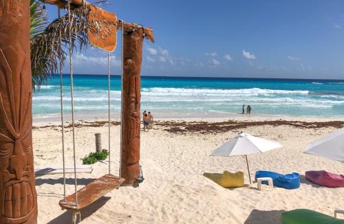 Punta Cancun Apartment | Oceanview 1 min walk to Coco B, pool, beach od110