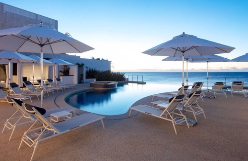Buzzards Condo | Oceanview 2BD Condo with the Beachfront Club Access