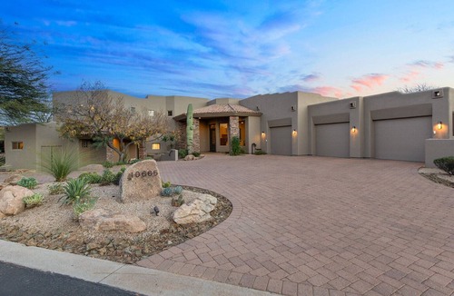 Troon North House | On The Green | Troon Golf Estate | Guest House, Negative Edge Pool, Spa, Patios, Gated