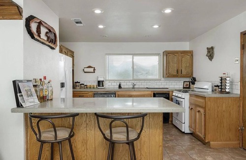 Ponderosa Cabin | One acre with a fire pit, kids play area, treehouse, zipline, pets welcome