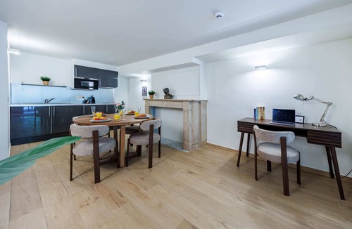 Upper Town Apartment | One-Bedroom with Garden View Mas A-Garden