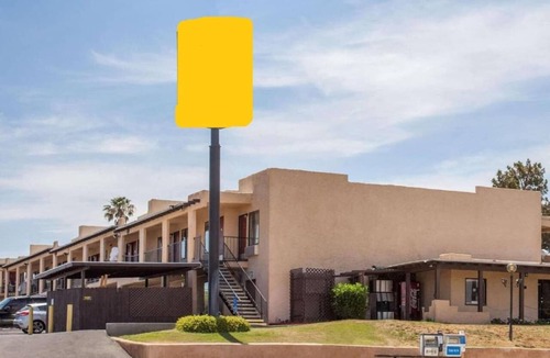 Barstow Apartment | One Queen Deluxe, Non-Smoking