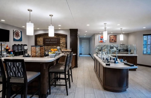 Gilbert Apartment | Outdoor Pool and Hot Tub + 24-Hour Business Center | Modern Studio in Phoenix Area