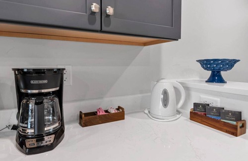 Menlo Park House | Panoramic Balcony Views | Pet-Friendly Casita