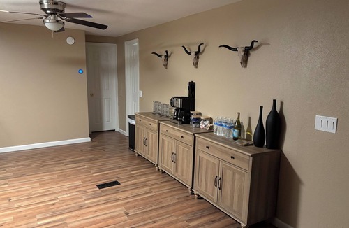 Cienega Springs House | Parker Sun Daze Getaway. Sleeps 7, Boat Parking + BBQ. Close to free boat ramp
