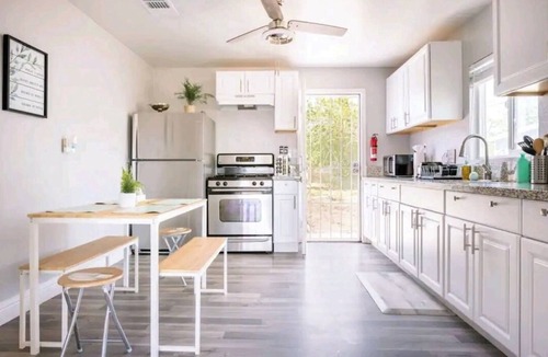 Oildale House | Peaceful 2-bedroom house with AC in Bakersfield