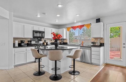 Corona House | Peaceful 4BR Getaway｜Tranquil Patio｜Perfect for Families & Pets#41276