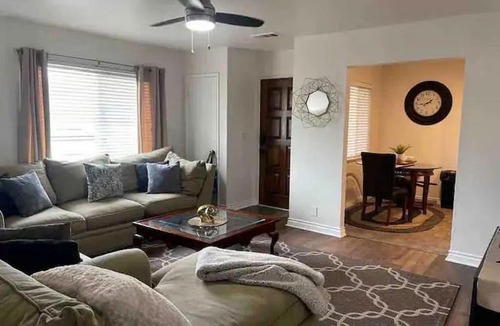 Riverside House | "Penny-3-1half" Beautiful 3 bedroom home with hardwood floors, laundry and AC in Riverside!