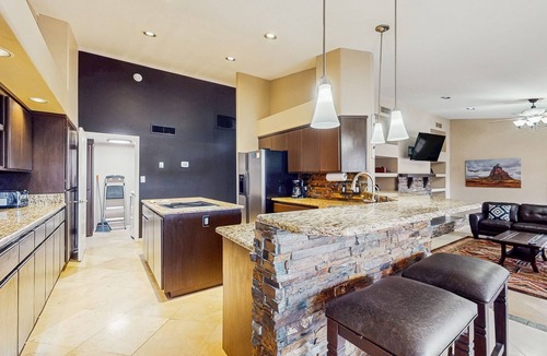 Starlight Estates House | Peoria Paradise: Poolside Vibes & Family Good Times. Spacious Backyard with Pool