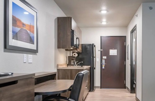 Avondale Hotel | Perfect for Travelers – Great Amenities & Location in Avondale!
