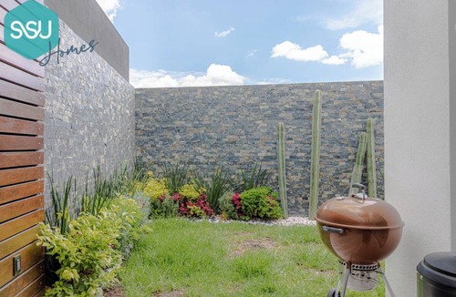 El Marques House | Pergola Zinco Airbnb PLUS.