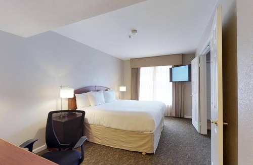 Brea Hotel | Pet-Friendly 1BR Suite w/Full Kitchen & Pool | 3 mi to Redwood Grove Trail