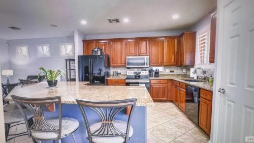 Villago House | Pet friendly 3br 2ba Private optional heated Pool BBQ grill Golf Clubs close to park
