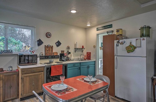 Libby Apartment | Pet-Friendly Libby Cottage w/Mountain Views!