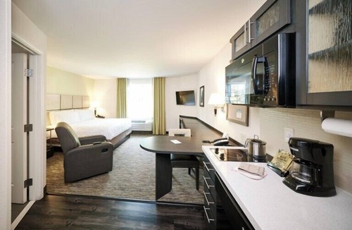 Anaheim Resort Hotel | Pet-Friendly Studio Near Disneyland w/Full Kitchen & BBQ Access