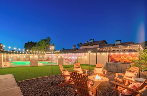 Peoria House | PHX Ultimate Group Getaway Pool Arcade Golf Sim Spa 5BR