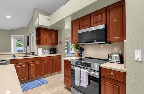 Mesa House | Pickleball, Pool, Hot tub, Firepit, Mini-putt, 5 BRs, Sleeps up to 15! Luxury