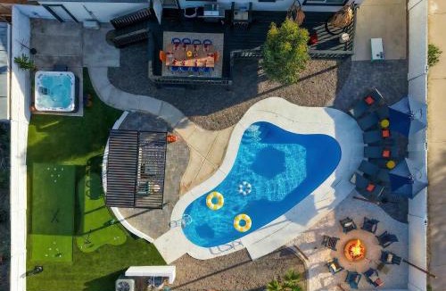 Glendale House | Piece of Paradise - Pool Games Fire Pit Hot tub