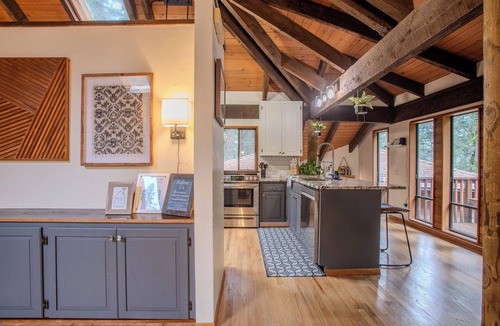 Beaverton Cabin | PNW Forest Cabin Hideaway - 5BR Near Wine Country, Nike & Intel