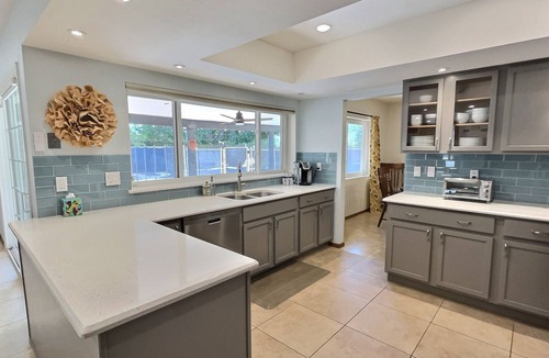 Tempe House | Pool & pool table at pet friendly family home