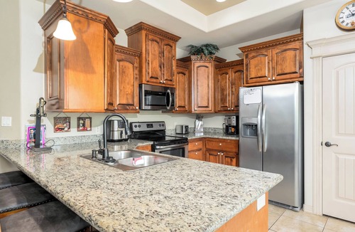 Laguna Vista House | Poolside retreat/golf/p-ball/tennis/fenced yard/pets/sun/fun/extended stay