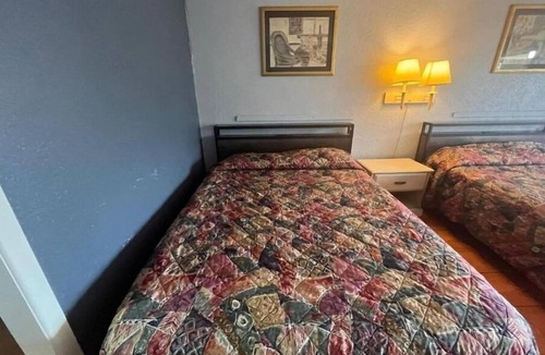 Brownsville Hotel | Poolside Stay Near Zoo & Mall + Free Parking Included
