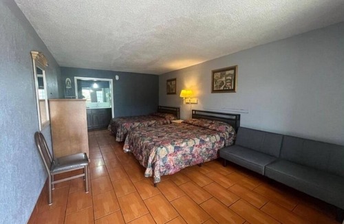 Brownsville Hotel | Poolside Stay Near Zoo & Mall + Free Parking Included